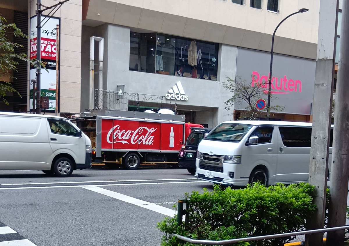 riki_onWeb's tweet photo. 池袋はアディダス到着。雨です😂 https://t.co/Qsi7qcdqjy