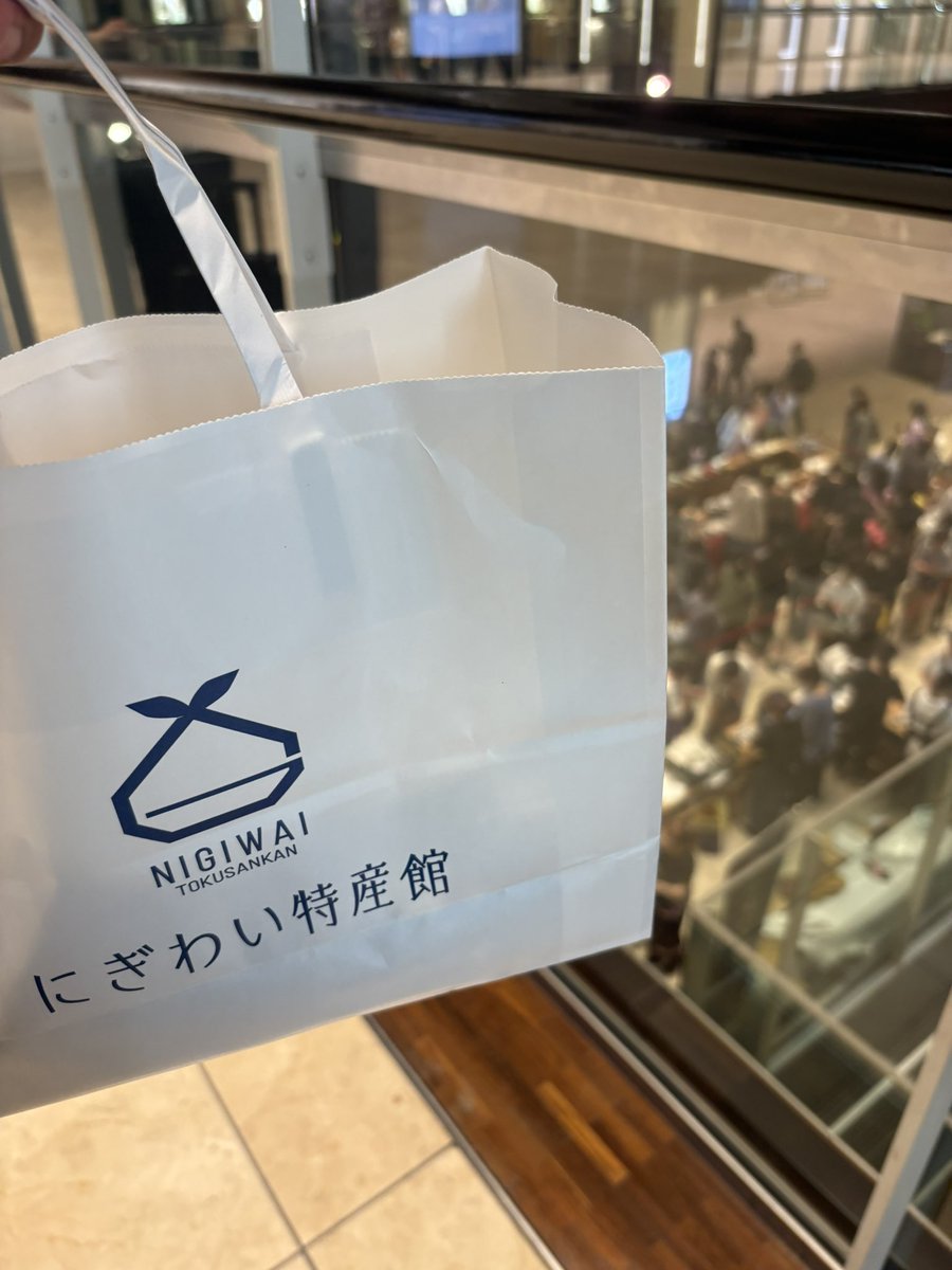 non811ars's tweet photo. ミッドランドスクエア地下一階
栗きんとんのブース最終日
オープン前に並んだから10分で買えたけど物凄い列に、、、、
催す場所間違えてるでしょ、もっと大きい会場抑えて欲しい https://t.co/6BAPeHWw8w