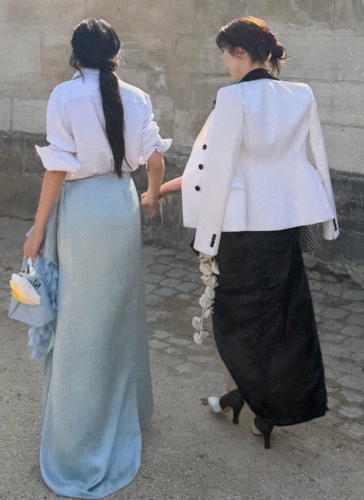 Srpssl's tweet photo. Orm Kornnaphat and Lingling Kwong Dior Summer 2027 ชอบรูปไหนกันบ้างคะ 
อวดกันหน่อยสิคะ 

 LINGORM DIOR SUMMER27
#LingOrmDiorSummer27
#LinglingKwong #OrmKornnaphat
#LingOrm #Dior #DiorSummer27 #PFW https://t.co/uyXYS92wck