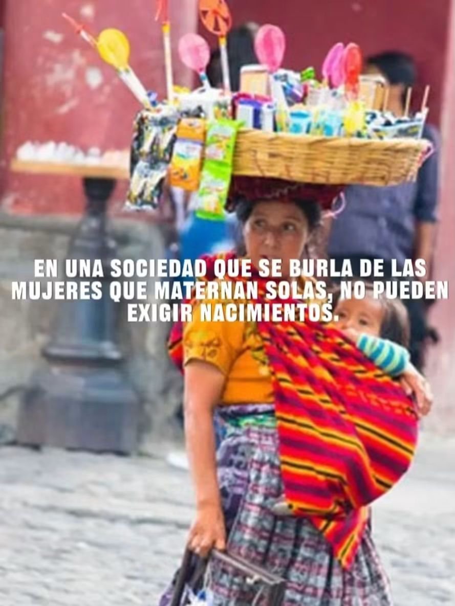 La_eche's tweet photo. Una sociedad que se burla de las mujeres que maternan solas, no pueden exigir nacimientos https://t.co/5A11cP148x