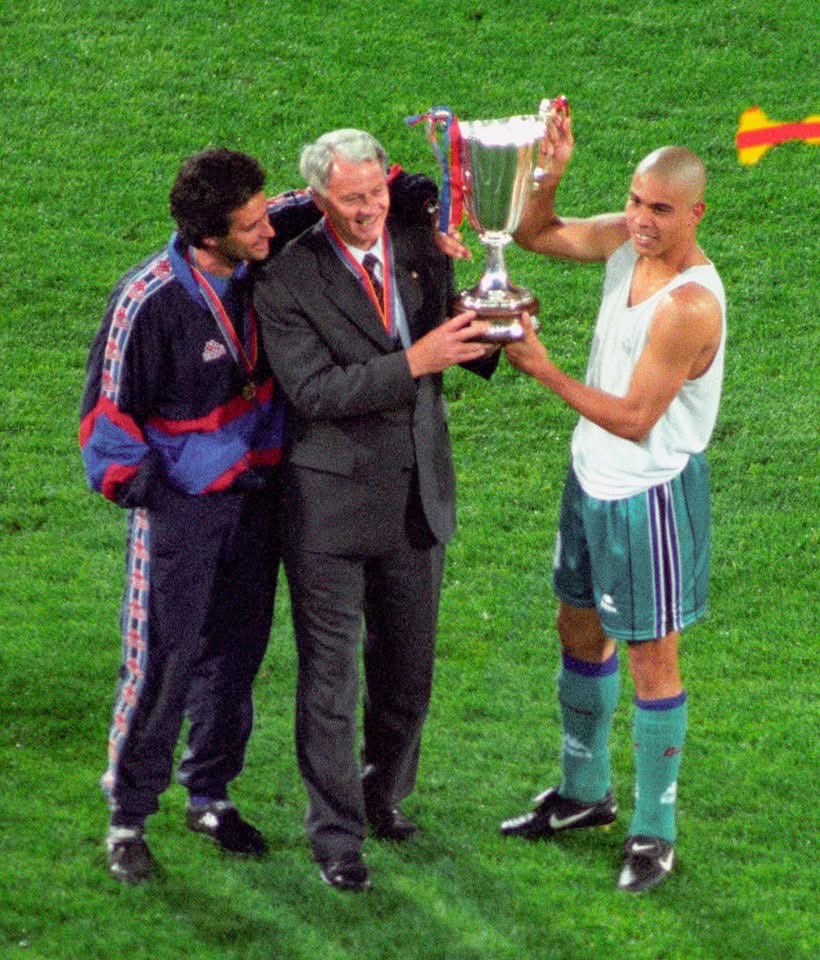 MotivacionesF's tweet photo. 🚨🇧🇷 MOURINHO REVELÓ UNA HISTORIA BRUTAL SOBRE RONALDO NAZÁRIO.

🎙️ José Mourinho recordó cuando Ronaldo llegó al Barcelona con apenas 17 años:

“Al día siguiente de su llegada jugábamos la Supercopa contra el Atlético. Pizzi estaba haciendo una gran temporada, pero Robson anunció a Ronaldo como titular.

Le dije: ‘Mr. Robson, juguemos con Pizzi. Se lo merece por su temporada. Además, Ronaldo ni siquiera ha entrenado’.

Me respondió: ‘José, ¿quieres ser un buen tipo o quieres ganar la Supercopa?’

Le dije que ganar. Jugó Ronaldo, ganamos y creo que marcó dos goles.

Ese año fue increíble en Barcelona. No tuvo lesiones y ni siquiera se esforzaba en los entrenamientos”.

🤯 TENÍA 17 AÑOS Y YA HACÍA ESTO.

El talento de Ronaldo Nazário era simplemente de otro planeta. 🐐🇧🇷