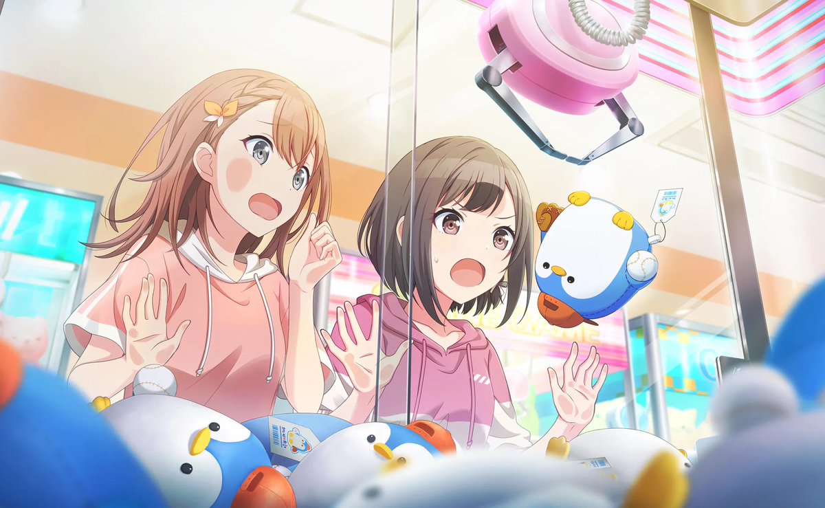 ChatterEna's tweet photo. kemarin aku ketemu hanasato-san di game center, lalu kami lihat claw machine isinya plush penguin yang gemes! kami mau dapetin buat hadiah ultahnya @ChatterHaruka. tapi clawnya lemah BANGET. after a few tries (+dibantu) akhirnya bisa dapetinnya, hehe. >< happy birthday, Haruka! https://t.co/syCZFYDfRW