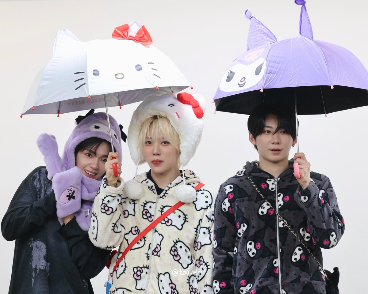 too_w__'s tweet photo. クロミJLも雨宿り☔️🌧*̣̩⋆̩°｡⋆ https://t.co/solBzg1kL0