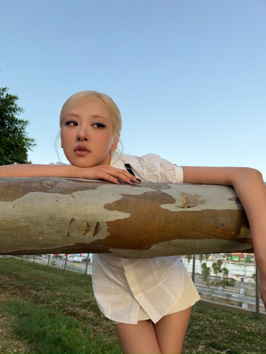 roseanneHQ_'s tweet photo. 🍭 STREAM NEW TRICK 🍭

Let’s keep streaming!

Playlists:
Spotify Rosé-focused
Short https://t.co/qoiVvRbQwR
Long https://t.co/tnRBPy6J8X
With fillers
Short https://t.co/SXZHkNOPJZ
Long https://t.co/kKjFJbSQtX

Apple Music https://t.co/5eroxPGIc8
YouTube https://t.co/o1DXFAlthJ

Check playlist descriptions for streaming guide. It’s important to switch account once the playlist ends! Make sure you have at least 6 accounts!

#ROSÉ_newtrick #newtrick #ShotoniPhone18Pro
#ROSÉ @numberoneHQ