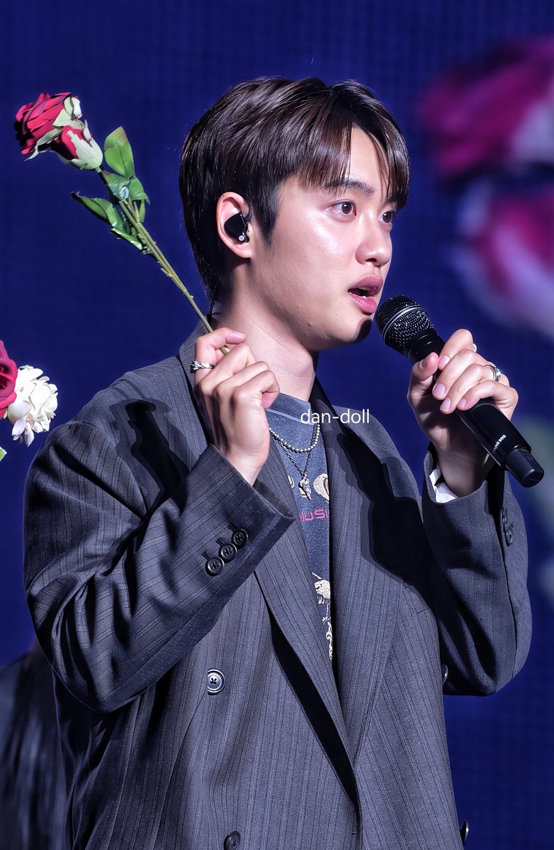 BojaJaju's tweet photo. 마이크에 경수 스티커 대충 삐딱하게 붙인거 마져도 ㄱㅇㅇㄱㅇㅇ https://t.co/L9K2mw8bH0