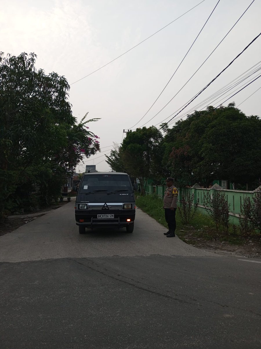 TanjungHumas's tweet photo. Personil Polsek Tanjung Beringin Melaksanakan giat gatur padat pagi Untuk Menciptakan Rasa Aman Dalam Berlalu Lintas , Baik Pejalan Kaki Ataupun Pengendara Sepeda Motor di Wilkum Polsek Tanjung Beringin. https://t.co/SJj3mxZpnw