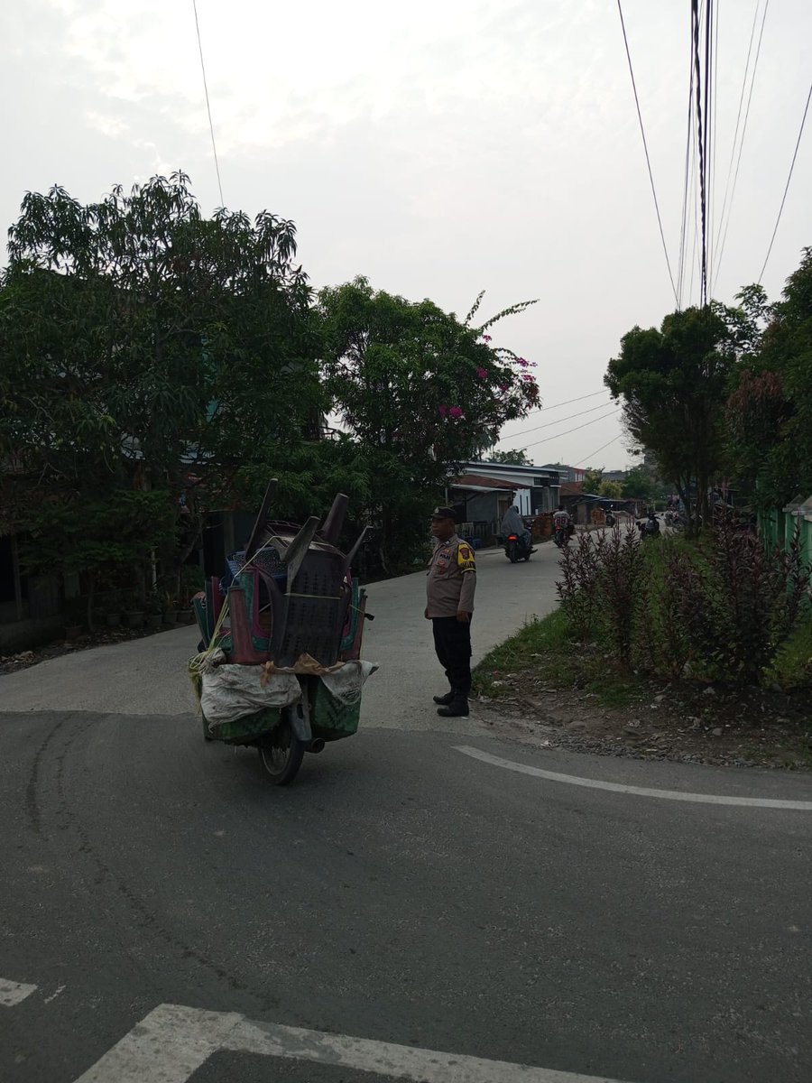 TanjungHumas's tweet photo. Personil Polsek Tanjung Beringin Melaksanakan giat gatur padat pagi Untuk Menciptakan Rasa Aman Dalam Berlalu Lintas , Baik Pejalan Kaki Ataupun Pengendara Sepeda Motor di Wilkum Polsek Tanjung Beringin. https://t.co/SJj3mxZpnw