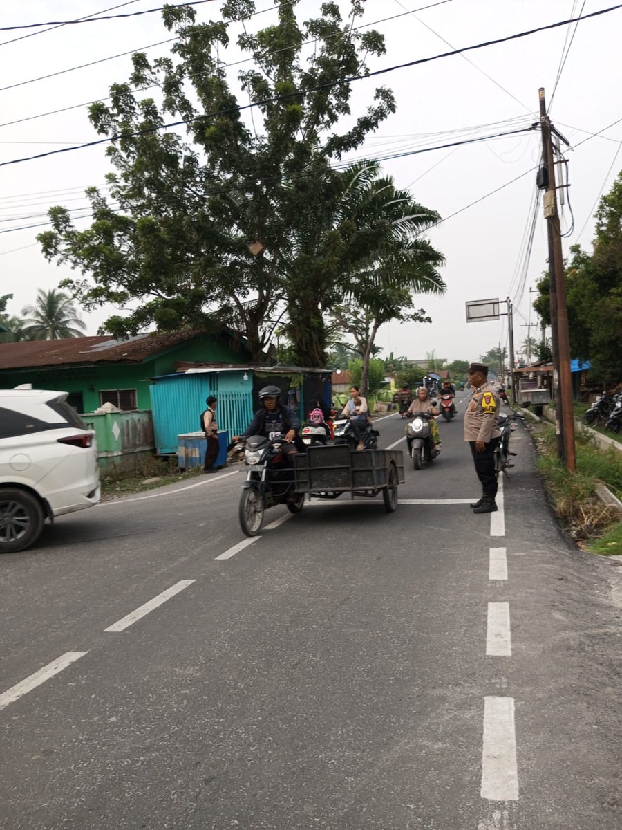 TanjungHumas's tweet photo. Personil Polsek Tanjung Beringin Melaksanakan giat gatur padat pagi Untuk Menciptakan Rasa Aman Dalam Berlalu Lintas , Baik Pejalan Kaki Ataupun Pengendara Sepeda Motor di Wilkum Polsek Tanjung Beringin. https://t.co/SJj3mxZpnw