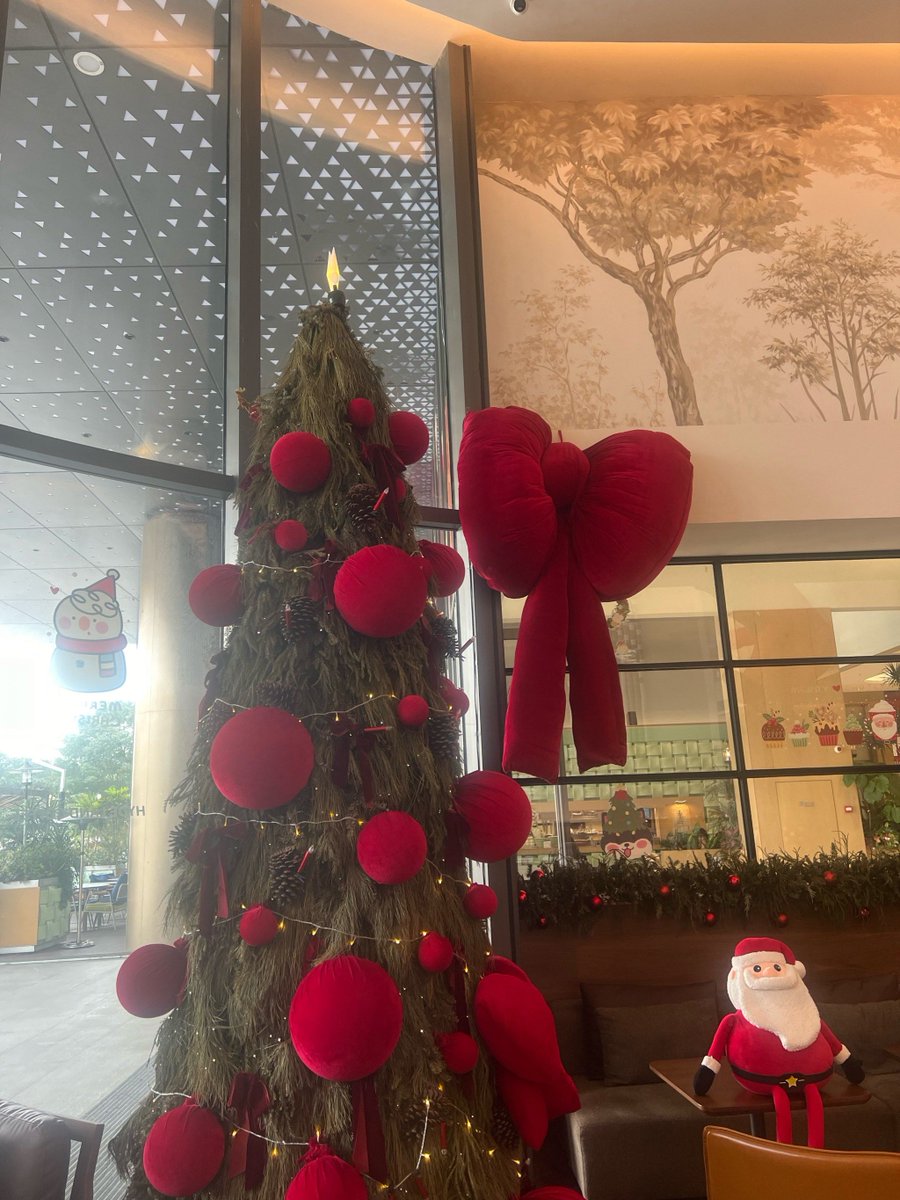 Sisilsil4's tweet photo. This iconic street lamp pole by the community café carries a subtle romantic vibe, with its classic design and warm glow making every evening here feel special.， https://t.co/PpQajPYDua