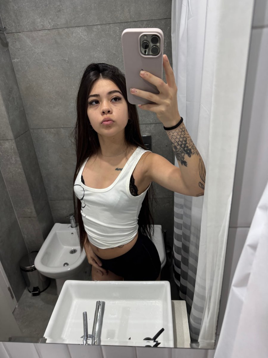 shinerthansun's tweet photo. anyone just have the urge to take a pic in the bathroom lol https://t.co/5uGYrbvwWx
