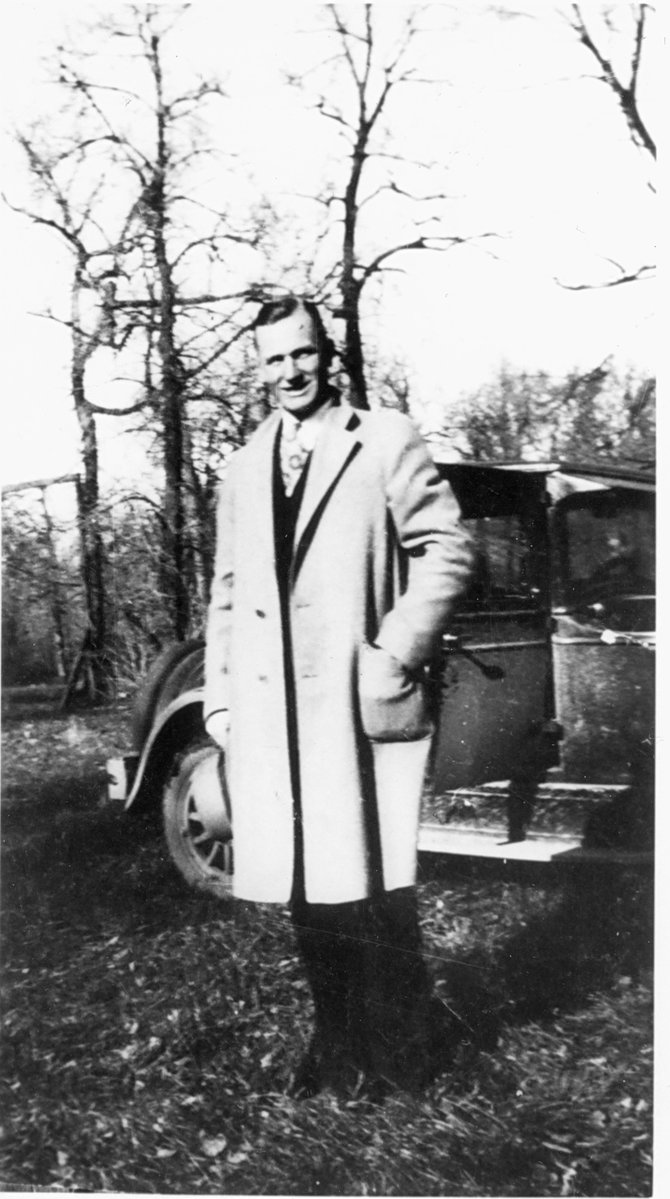 texdub's tweet photo. Grandpa "King" Williams played for the North Dakota State Bison (then North Dakota Agricultural College) in the 1920s. He left school to work at the GM Truck and Coach plant in Pontiac Michigan. What was he driving a few years later? davescaridservice @iowahawkblog https://t.co/0DhH9swpMJ