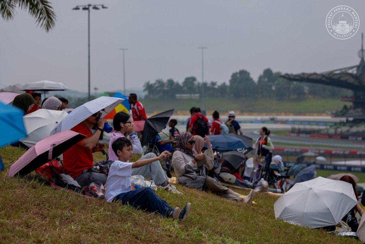 anwaribrahim's tweet photo. Saya merakamkan penghargaan kepada Bahrain atas kepercayaan kepada Malaysia dan Litar Antarabangsa Sepang untuk menjayakan Formula 1 Gulf Air Bahrain Grand Prix 2026, sekali gus mempererat persahabatan kedua-dua negara.

Kerjasama erat Sepang International Circuit (SIC) dan Bahrain International Circuit (BIC), disertai komitmen seluruh pasukan penganjur, telah memungkinkan perlumbaan ini berlangsung dengan jayanya.

Salut kepada semua yang bertungkus-lumus, daripada pemandu bas, anggota keselamatan dan sukarelawan hingga peniaga serta petugas kebersihan, kerana di sebalik kemeriahan ini ada keringat dan kesungguhan mereka yang wajar kita hargai.

Terima kasih kepada peminat F1 dari seluruh dunia yang hadir, dan terutamanya rakyat Malaysia yang memeriahkan perlumbaan serta menyambut para tetamu dengan penuh kemesraan dan budi bahasa. Kalian telah memperlihatkan wajah Malaysia yang mesra, terbuka dan kaya dengan semangat muhibah.

Semoga kita ketemu lagi di Sepang. Insya-Allah!

#MalaysiaMADANI
#YakinMADANI
#F1