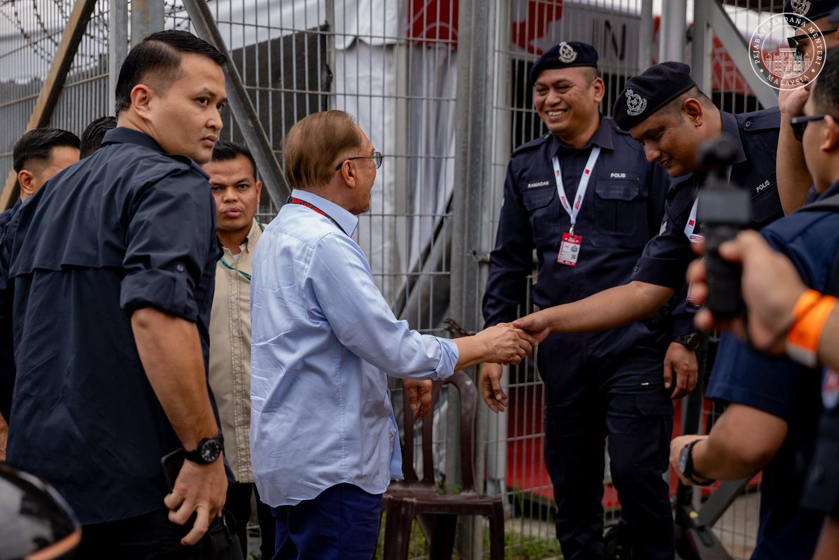 anwaribrahim's tweet photo. Saya merakamkan penghargaan kepada Bahrain atas kepercayaan kepada Malaysia dan Litar Antarabangsa Sepang untuk menjayakan Formula 1 Gulf Air Bahrain Grand Prix 2026, sekali gus mempererat persahabatan kedua-dua negara.

Kerjasama erat Sepang International Circuit (SIC) dan Bahrain International Circuit (BIC), disertai komitmen seluruh pasukan penganjur, telah memungkinkan perlumbaan ini berlangsung dengan jayanya.

Salut kepada semua yang bertungkus-lumus, daripada pemandu bas, anggota keselamatan dan sukarelawan hingga peniaga serta petugas kebersihan, kerana di sebalik kemeriahan ini ada keringat dan kesungguhan mereka yang wajar kita hargai.

Terima kasih kepada peminat F1 dari seluruh dunia yang hadir, dan terutamanya rakyat Malaysia yang memeriahkan perlumbaan serta menyambut para tetamu dengan penuh kemesraan dan budi bahasa. Kalian telah memperlihatkan wajah Malaysia yang mesra, terbuka dan kaya dengan semangat muhibah.

Semoga kita ketemu lagi di Sepang. Insya-Allah!

#MalaysiaMADANI
#YakinMADANI
#F1