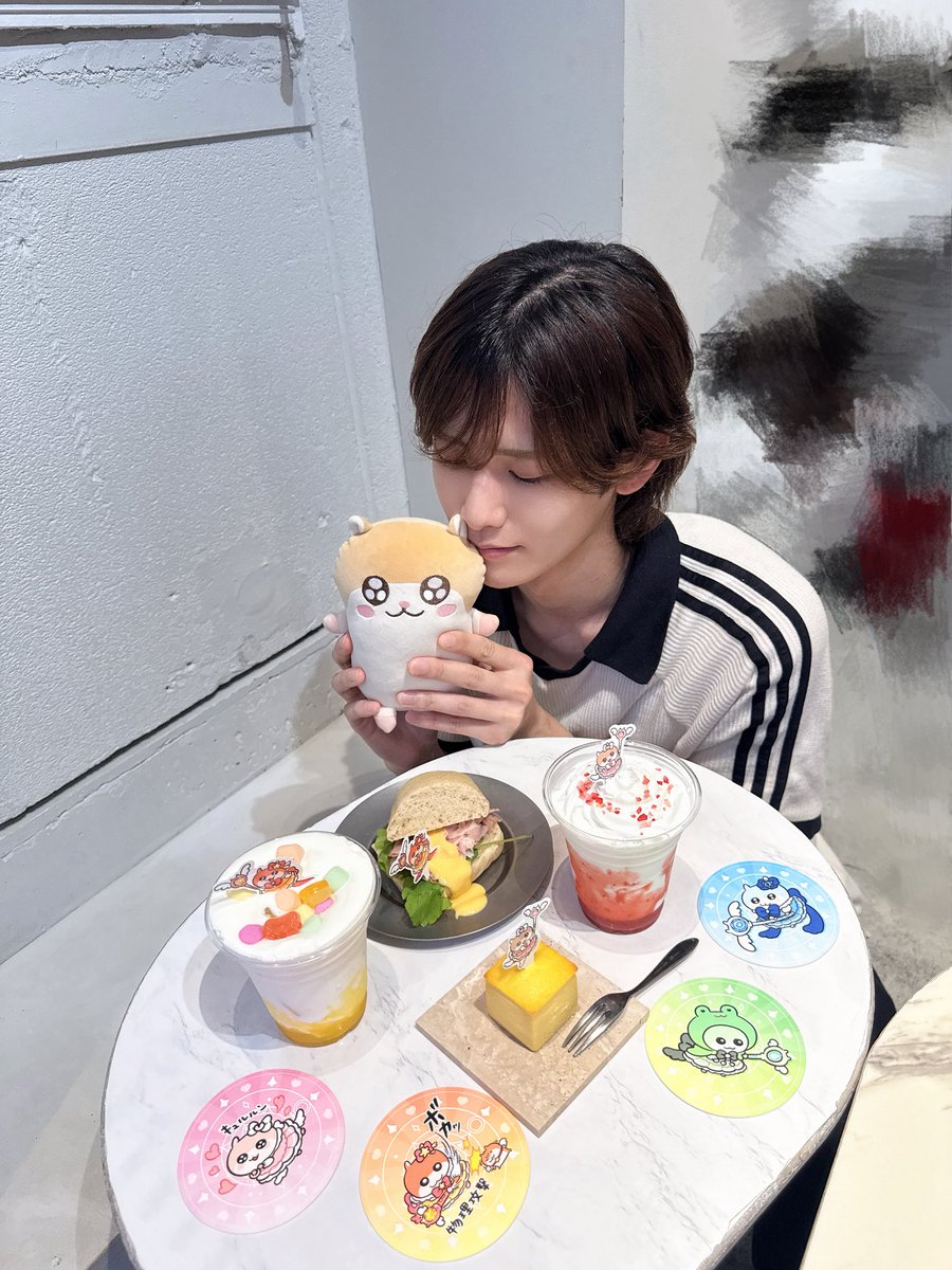 aoi_marumofu's tweet photo. まじかるでちゅ！クソハムちゃん
コラボカフェ行ってきましたーー
チーズケーキほんとに美味しかった！！
このあとカフェラテも飲んじゃってお腹ちゃぽちゃぽ、でも幸せでした

#クソハムちゃん 
#コビハムちゃん⁡ https://t.co/BIWYqsode2