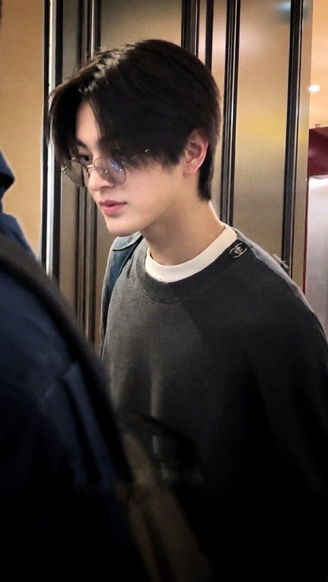 meluncoer's tweet photo. can we pls get a selca of this look…? im begging 🙏🏻 https://t.co/EmgCaUwOch