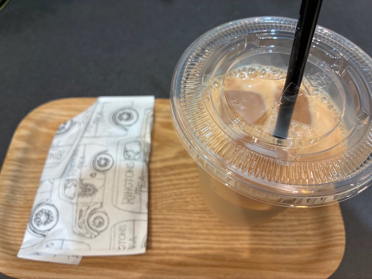 KBT1010's tweet photo. 大富豪でもないので阪神百貨店のセールの恩恵をうけるのはこんなもん。お菓子の福袋と紅茶買ったらビスケット一個サービスのやつ。あとはスナックパークでご飯食べてフィニッシュかな。 https://t.co/WlchSXWhcK