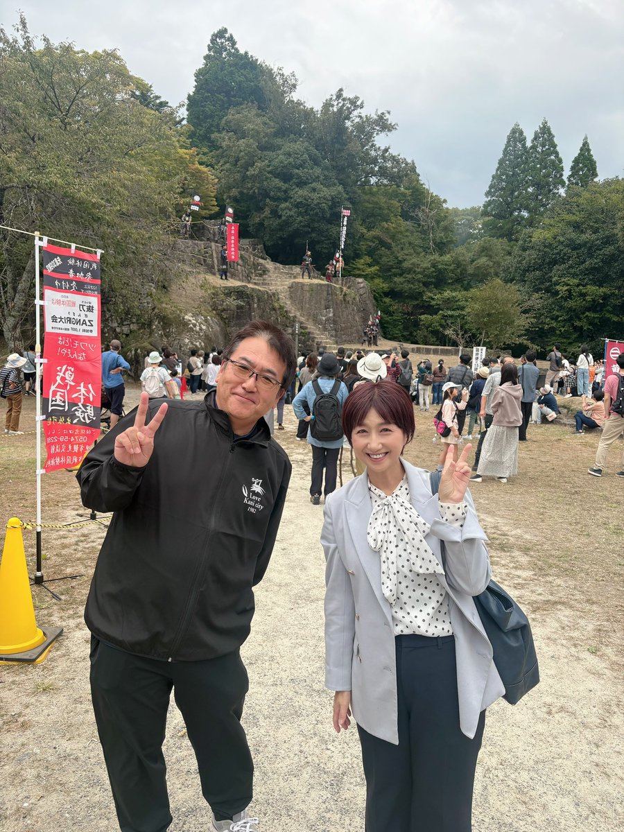 8chi1ho7's tweet photo. 苗木城築城500年イベントのあとは、スタッフの皆さんと「苗木城まつり」へ🏯✨
小栗市長オススメの苗木城VRを体験！再現されたかつての苗木城と一緒に写真も📸テンション上がる⤴️
火縄銃演武や武将隊演武なども楽しみ、改めて苗木城の魅力を満喫しました😊

#苗木城まつり
#苗木城築城500年
#中津川市 https://t.co/98dfYXopkX