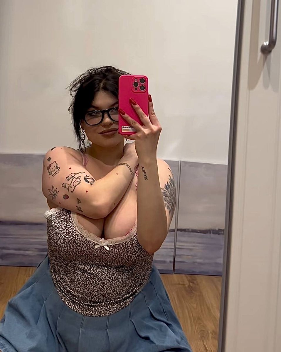 AriaVale7700's tweet photo. Just a little trouble in glasses…are you looking?😋 https://t.co/EwS0dvZ0Xr