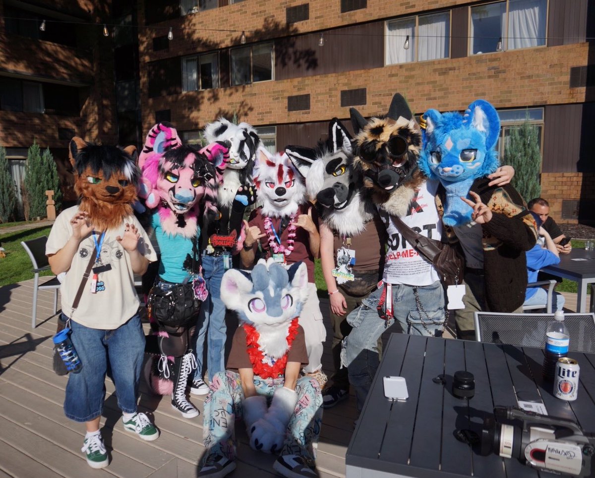 Lifthen's tweet photo. Had a really fun time at MAW!!! Now I just got to figure out what to do with all these photos! #Michigananthroweekend #MAW #Furry https://t.co/bjPvuQ5Fs5
