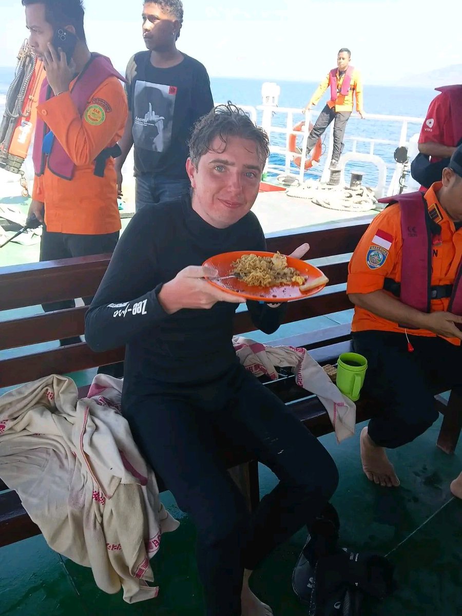 NaraSenyap's tweet photo. Update Opsar H ke-2 
3 Penyelam yg Sebelumnya Terpisah dan  Hilang saat Diving di Perairan Pulau Pangabatang, Kabupaten Sikka, NTT, ditemukan dalam keadaan Selamat oleh Tim Sar Gabungan pada Senin pagi (5/10) sekitar pukul 09.10 WITA https://t.co/j4bGTzN4A4