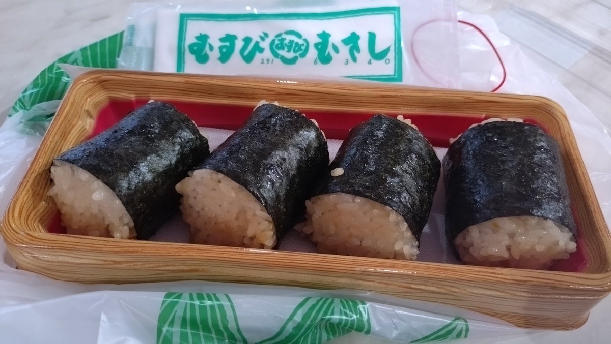 m3020debby's tweet photo. ええええ、おにぎり特集ですか！！

ちょうど先日、広島に行きまして…
ご飯のお供「広島菜」と、
おむすびの人気店「むさし」の味に心奪われました😍

二泊三日で3日間、「むさし」のむすびを買ってしまうほど。
これを食べるために、年1でマツダ遠征に行きたいくらいです🍙🏟️
#so954 #生活は踊る https://t.co/75hyV2OD09