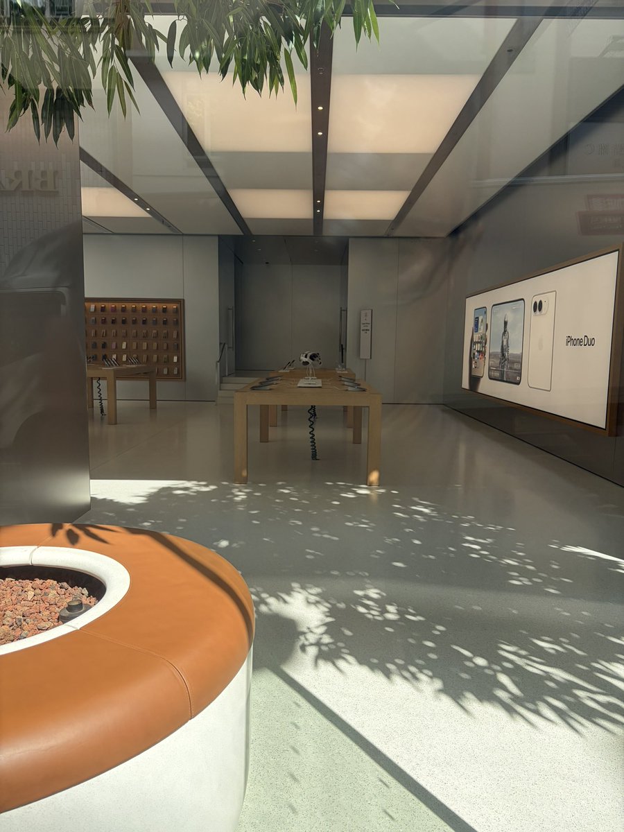 zhao61047's tweet photo. 一大早香港铜锣湾Apple店排起了长队，产品的好坏是用户用钱买出来的，不是吹出来的。 https://t.co/ndAHexTZC3