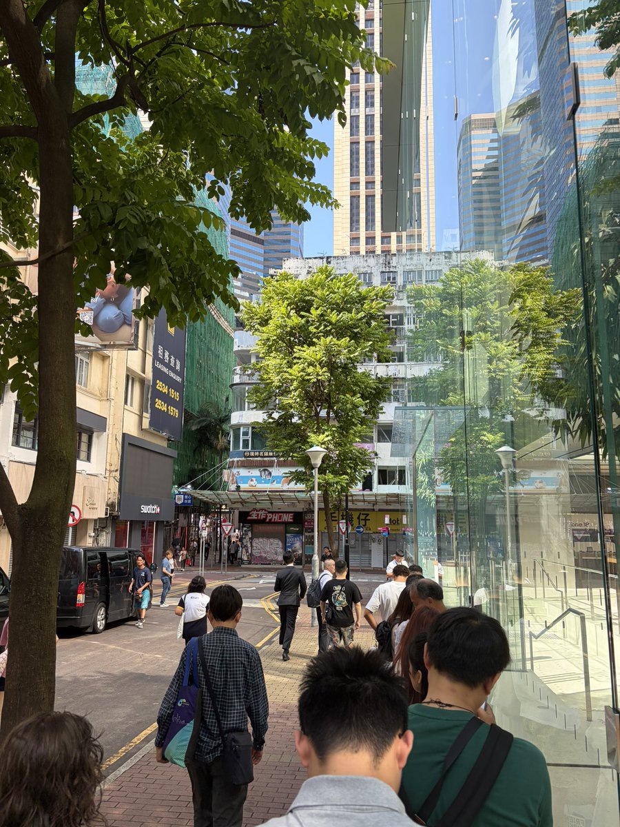zhao61047's tweet photo. 一大早香港铜锣湾Apple店排起了长队，产品的好坏是用户用钱买出来的，不是吹出来的。 https://t.co/ndAHexTZC3