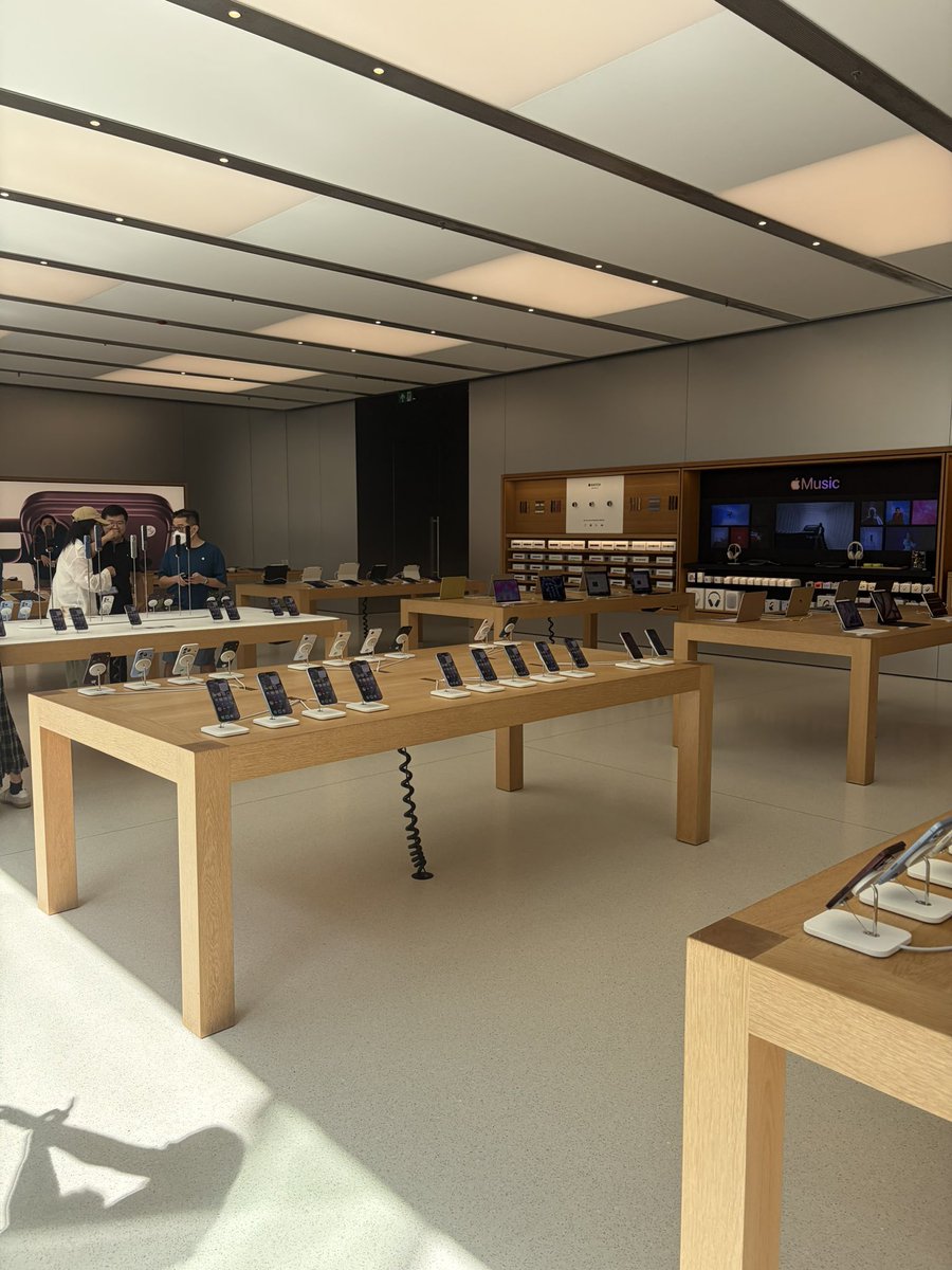 zhao61047's tweet photo. 一大早香港铜锣湾Apple店排起了长队，产品的好坏是用户用钱买出来的，不是吹出来的。 https://t.co/ndAHexTZC3