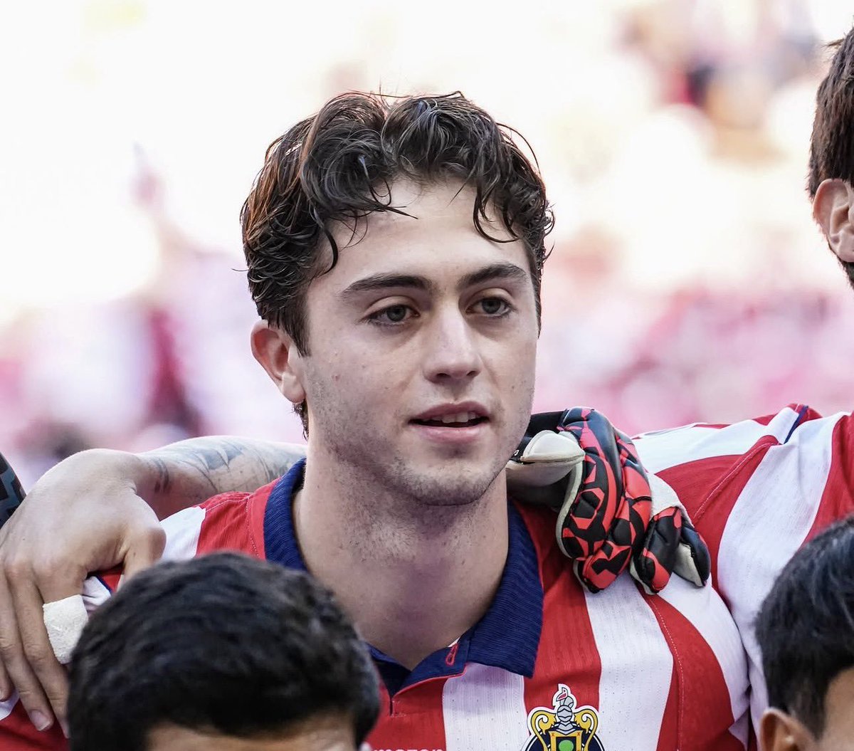 sugloss93's tweet photo. me encanta que brian es bien pacífico wey, lo han tirado como tres veces y sí reclama pero ya que no se la dan hace su mini berrinche y a jugar, te amo guti, nunca dejes que el enojo te nuble la cabeza, esa es una cualidad muy rara y buena en un futbolista 🤍 https://t.co/UWzcLMulTA