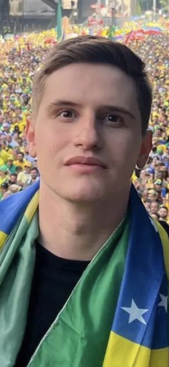 Paguinollo's tweet photo. @poptime Coitada das sapatas desfem, meu tio confundiu ele com uma kkkkkkkkkkkkkkkkkkkkkkk cade o pronunciamento das desfem tadinhas, que ofensa https://t.co/UL4emBcGID