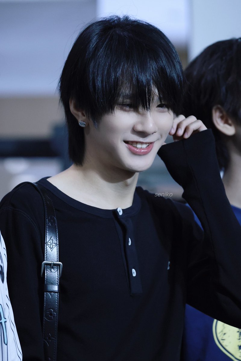 tae9582653474's tweet photo. DMD nghĩ sao về kịch bản 1 uke có vẻ ngoài ngọt ngào như thế này nhưng thực chất là một tay chơi , quen cùng lúc 2,3 người , thả thính khắp nơi , không nghiêm túc quen một ai , chuyên dùng vẻ ngoài của mình để tán tỉnh , lừa tiền rồi biến mất 🫠🫠 https://t.co/0PLY25ENvI