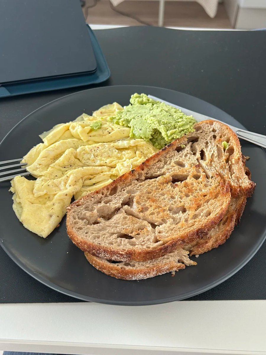 bxzvr0's tweet photo. Sourdough bread, scrambled eggs, avocado https://t.co/rgdKzfz3pC