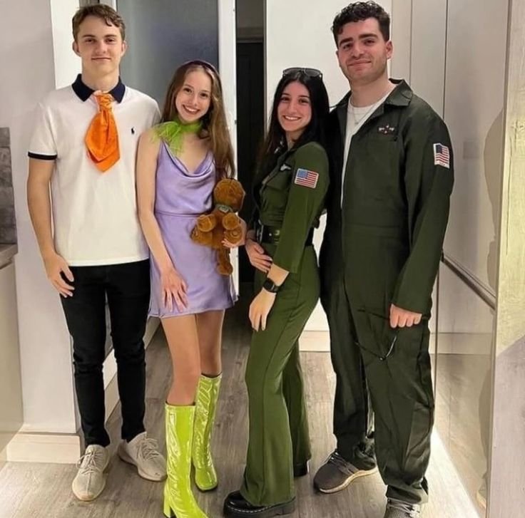 starsforpiastri's tweet photo. This being the only Halloween costume I have ever seen of oscar??? (and it's horrible) https://t.co/8l0LCtc5Ct