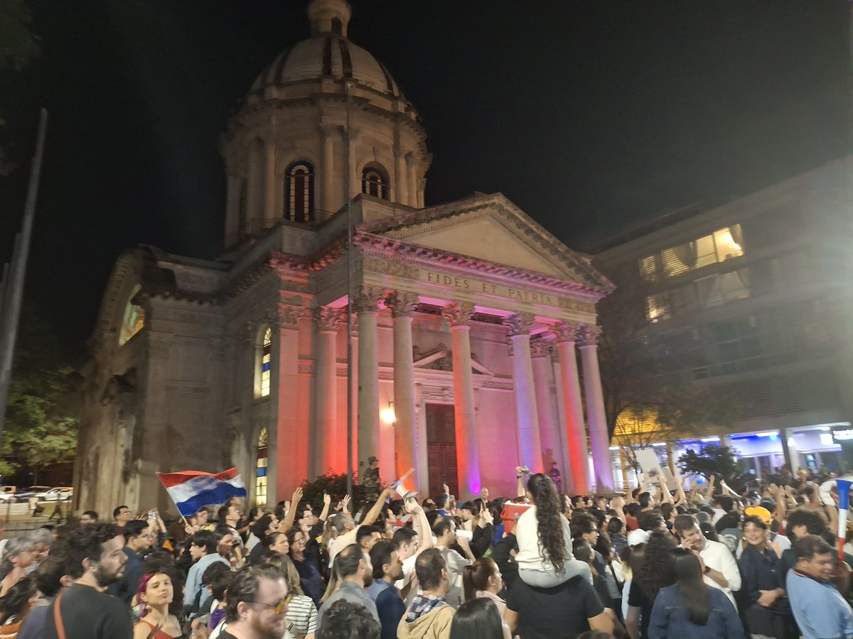 EdQuintana's tweet photo. ¡Nenecho a Tacumbú! Exigen los asuncenos. @nenechopy Tu pueblo te pide que no temas a la justicia. Y expliques dónde está la plata. https://t.co/zvbdSwepkz