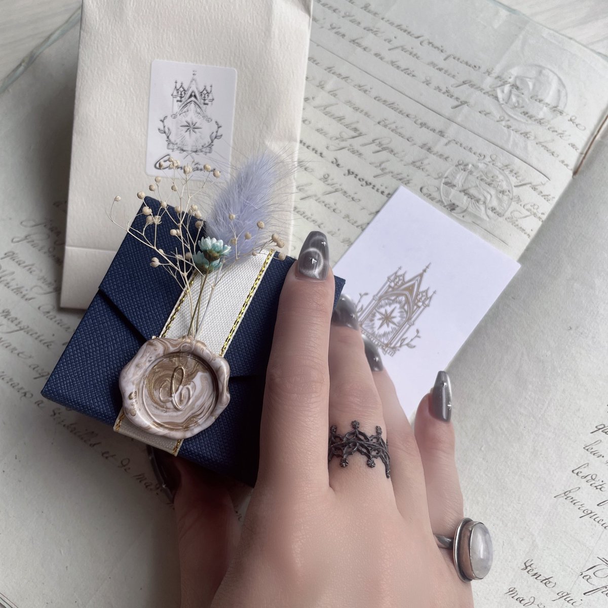uka_si2's tweet photo. #GLM15 お迎えは
Caro âme(@Caro_ame_ )  様

元々ときめいていた《Tracery》デザインに、燻したアンティークなお色味のものがあり、手放せなくなってしまいました🕯️
シックな陰影が醸す神聖さと、その内に秘めた可憐さがたまらないです。

それと、作家様が全身abilletageな装いで大変うれしでした♡ https://t.co/T8AS9xrr5h