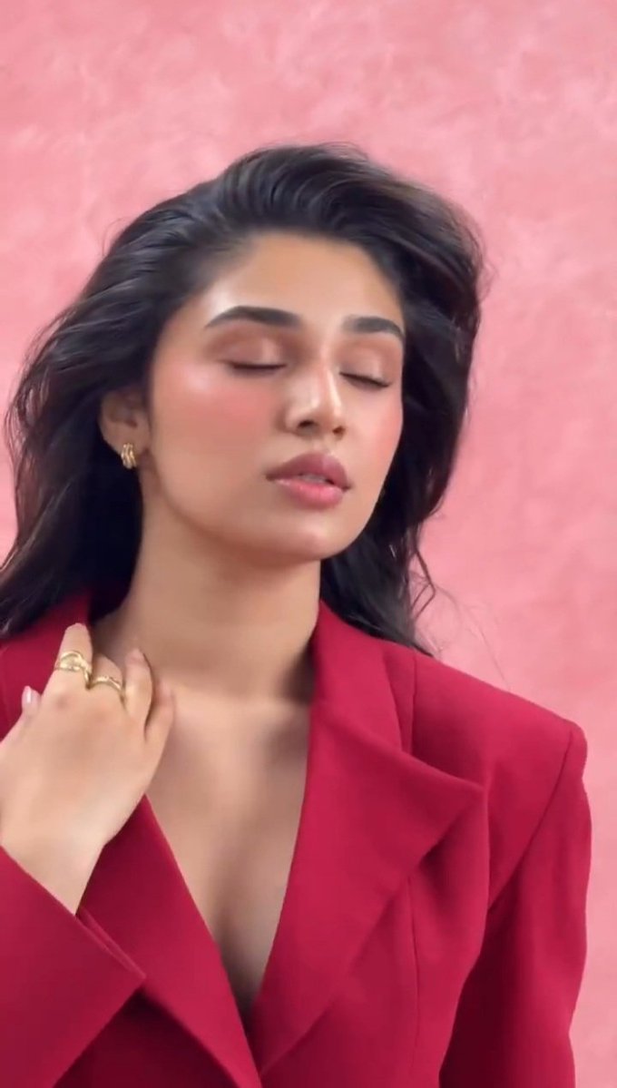 actressnation4u's tweet photo. Her screen presence 💥💥❤

#KrithiShetty https://t.co/4GVLPeO90A