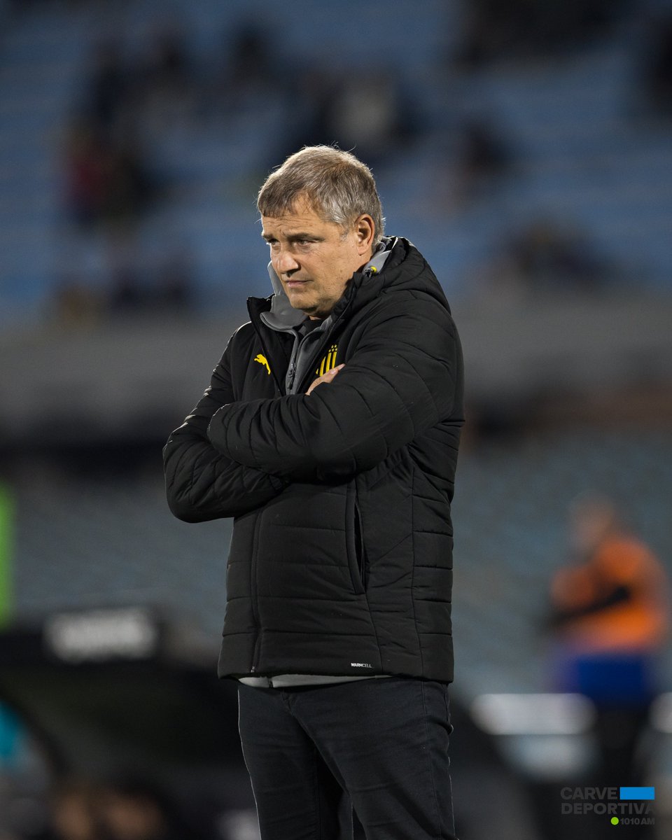 diegomiranda07's tweet photo. Apuntado el otro día, hoy los cambios de Aguirre mejoraron a Peñarol. 

El equipo fue más agresivo y peligroso con el reordenamiento en el medio: Remedi de '5', Umpiérrez al lado y Arezo junto a Jonathan Rodríguez. 

Lemos mejoró lo hecho por Herrera y el gol de Peñarol muestra a las claras la incidencia que tuvo el "Cepillo".