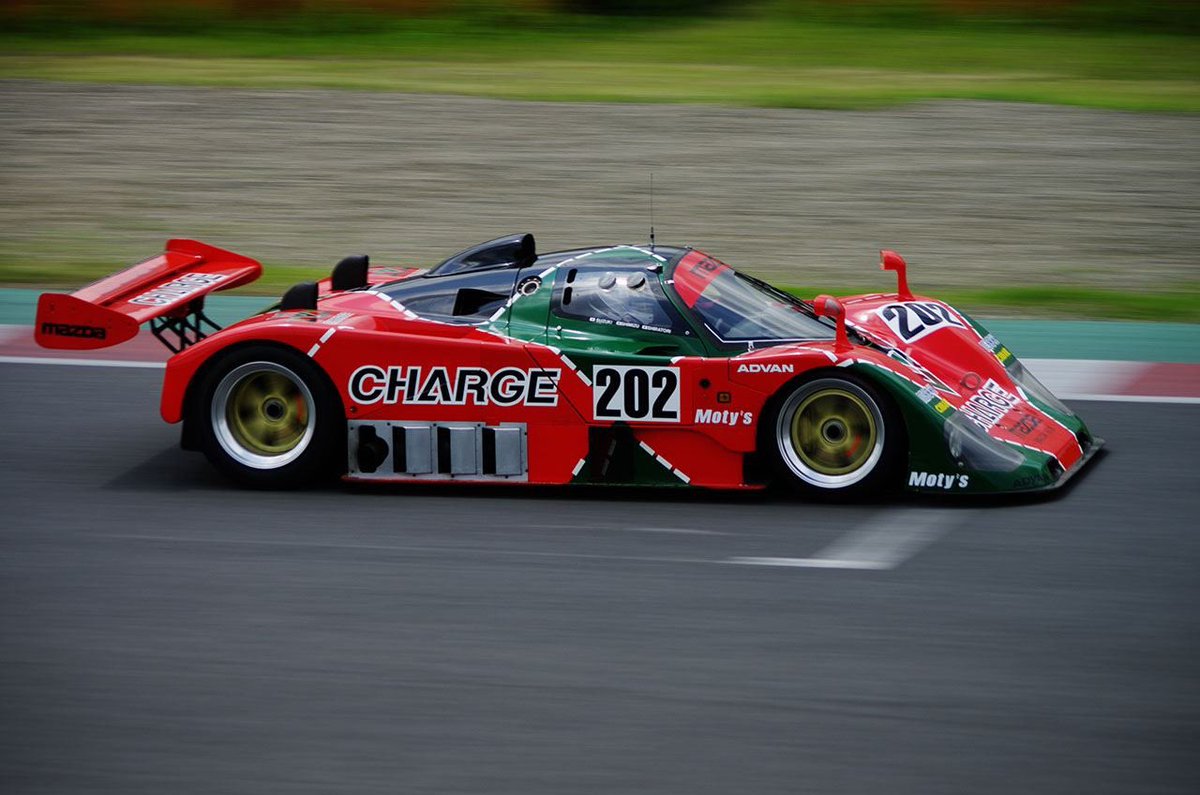 motyslub's tweet photo. 2014年辺りのMazda767B → グッドウッドのクラッシュから修復 2017年のMazda767B → ワールドタイムアタック2017 → Adelaideのイベント 2024年のMazda767B

全てガレージスターフィールド様所有の同じ個体になります。
グッドウッドのクラッシュの際、私のつながりのサプライヤーさんにお願いしてカーボンパーツ、アーム類、ラッピング、テスト走行の準備などもご協力させていただきました。
昨年は、配線も燃えかけたので、制御系も一新、古くからお付き合いのあるスクートスポーツ様でセッティングしていただいております。
本業はオイル屋ですが、車両の修復のお手伝いから宿の手配から現場同行まで、星野さんは私の事をマネージャーと呼んでます。
#767B #Mazda767B