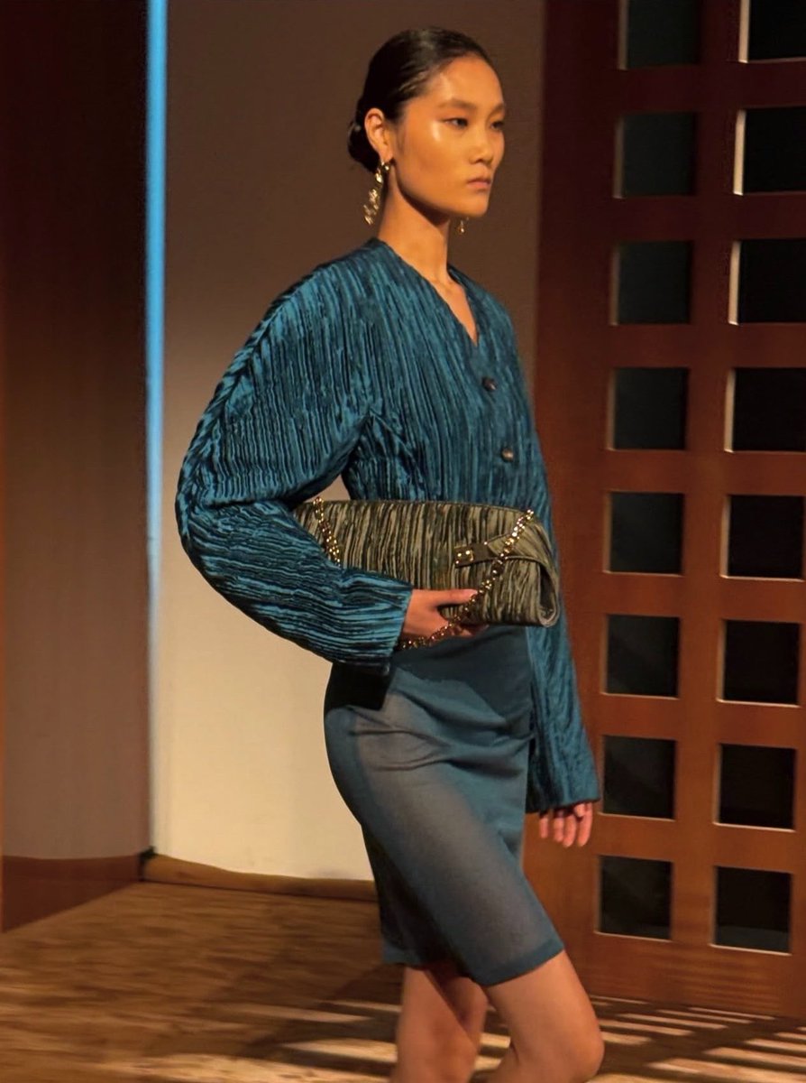 LegendaryLade's tweet photo. Ferragamo SS27! I’m Still not over the lushness of this look!🔥 https://t.co/kUDvapaSej