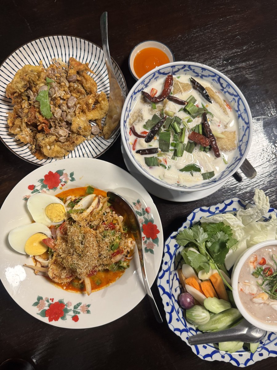 away_but_online's tweet photo. ค้นพบร้านเด็ดระหว่างกลับจากอยุธยา
📍ชาณา
เป็นร้านอาหารไทย รสชาติอร่อยมาก เมนูแนะนำเลยคือหลนกุ้ง ต้มข่าปลาสลิด ไข่ตุ๋นหม้อไฟ แล้วราคาดีเกิน ทั้งหมดนี้ราคา 1300 กว่าๆ เรากิน 7 คน ตกคนละ 190 เอง https://t.co/7zpZX89PqS