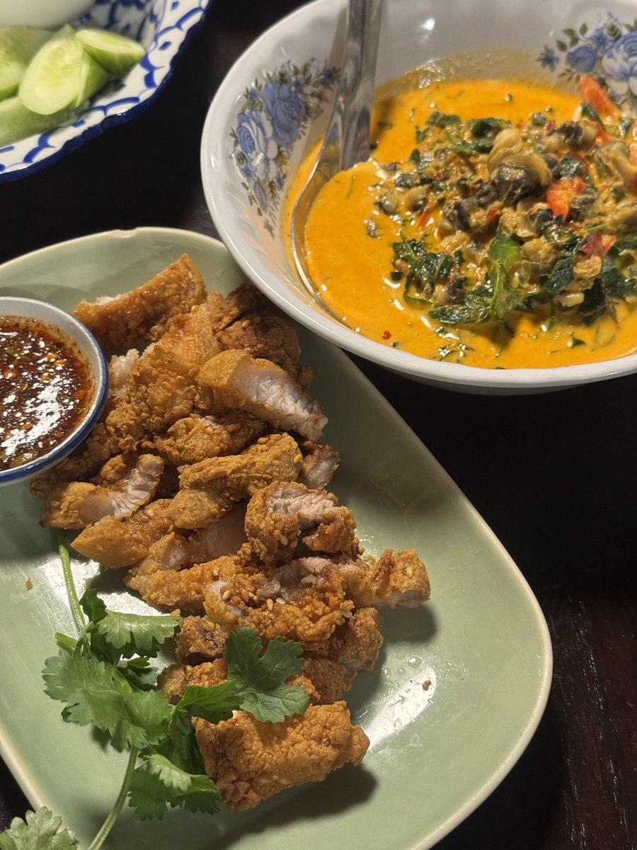 away_but_online's tweet photo. ค้นพบร้านเด็ดระหว่างกลับจากอยุธยา
📍ชาณา
เป็นร้านอาหารไทย รสชาติอร่อยมาก เมนูแนะนำเลยคือหลนกุ้ง ต้มข่าปลาสลิด ไข่ตุ๋นหม้อไฟ แล้วราคาดีเกิน ทั้งหมดนี้ราคา 1300 กว่าๆ เรากิน 7 คน ตกคนละ 190 เอง https://t.co/7zpZX89PqS