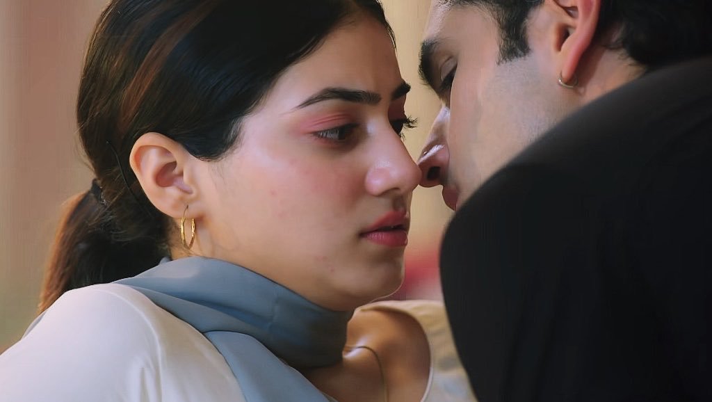 Heersrajha4life's tweet photo. Nawab getting too close to heer to take his wallet is sooo Neil Khanna of him. Their wives were sooo confused and distracted here
Look at the proximities😭😭😭
#tujulietjattdi
#Avneil https://t.co/zWbHp0GdCX