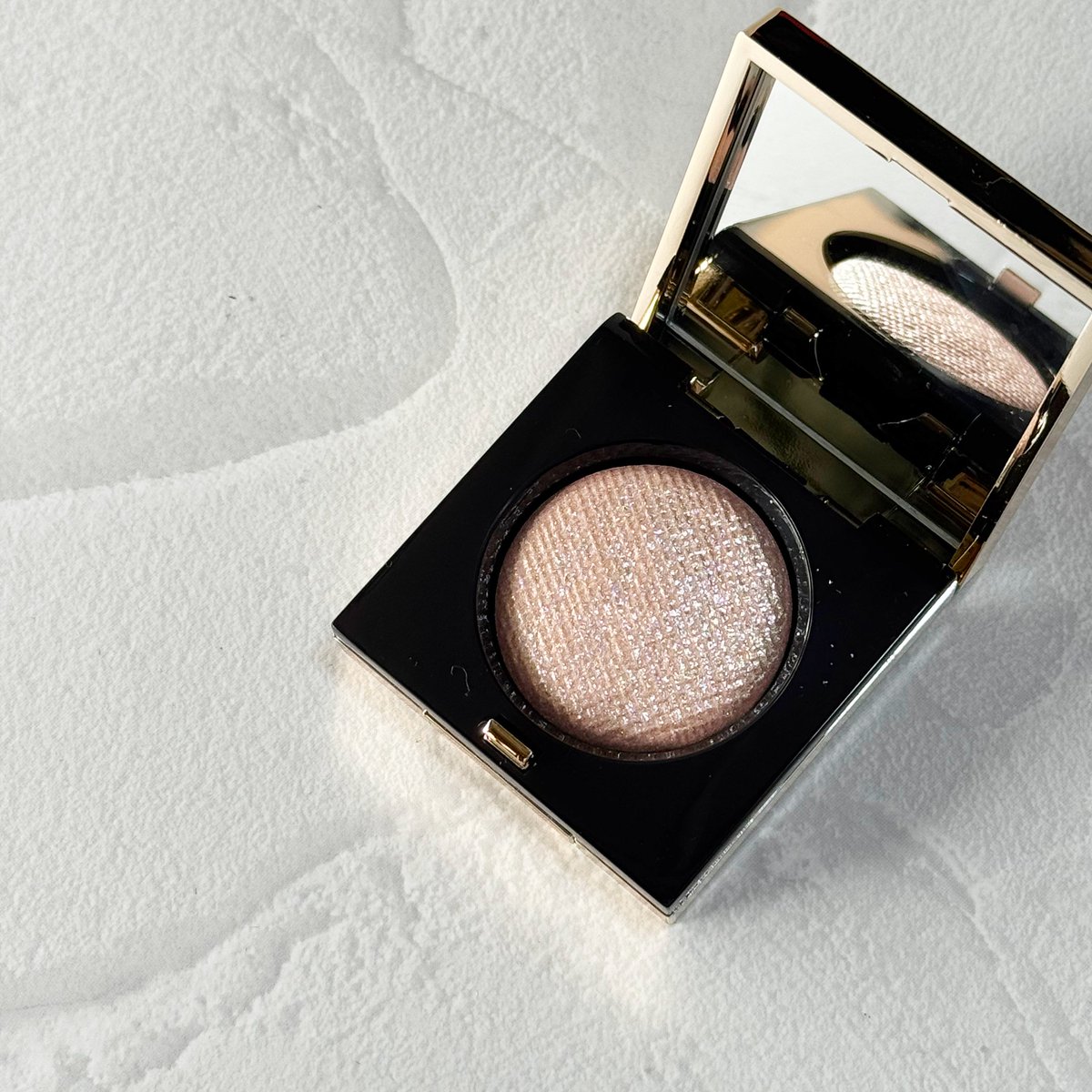 choco_02_'s tweet photo. ✿ BOBBI BROWN
　リュクスアイシャドウ　ムーンストーン
とにかくキラキラがかわいい！！！！
手持ちのアイシャドウにちょっと重ねるだけで一気に華やかになるのが好き♡
キラキラ好きなら眺めてるだけでも幸せになれるやつ◎
#コスメレビュー #コスメ購入品 https://t.co/ReVyOXreL3