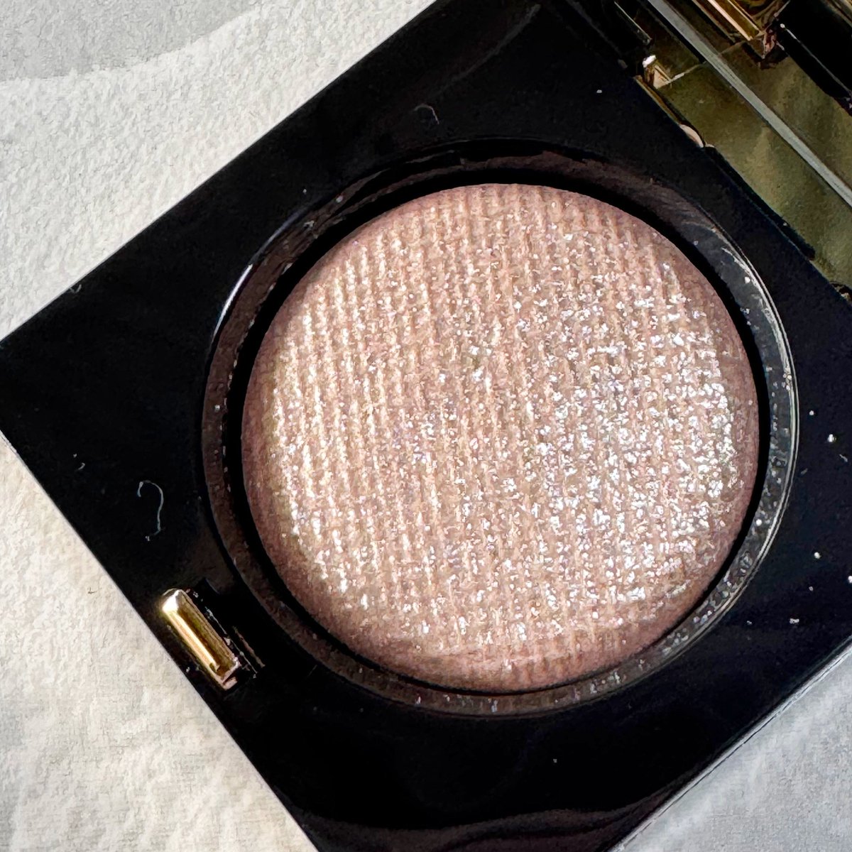 choco_02_'s tweet photo. ✿ BOBBI BROWN
　リュクスアイシャドウ　ムーンストーン
とにかくキラキラがかわいい！！！！
手持ちのアイシャドウにちょっと重ねるだけで一気に華やかになるのが好き♡
キラキラ好きなら眺めてるだけでも幸せになれるやつ◎
#コスメレビュー #コスメ購入品 https://t.co/ReVyOXreL3