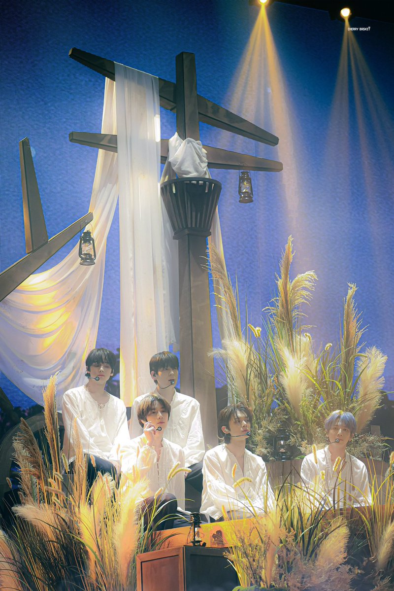 beom_emo's tweet photo. TOMORROW X TOGETHERいつも神々しいけどスイミラの時は5人揃うと迫力すごくて写真一枚にしろ息を呑むほど一際神々しかった https://t.co/r7YnDnniRl