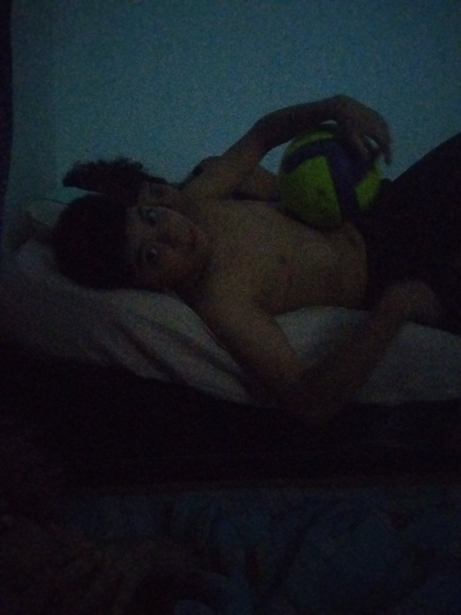 yxsyag's tweet photo. e quando seu irmão te expulsa da sua cama pra deitar com a sua namorada https://t.co/fgMYhy5g8D