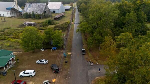 abc_columbia's tweet photo. Law enforcement officials are still working to determine just what happened when a chaotic homecoming party spanning a four-block radius of a southern Georgia town erupted in gunfire early Sunday, leaving two people dead and nearly three dozen others ... https://t.co/f4yS8uXjwJ https://t.co/7svuJaLfTX