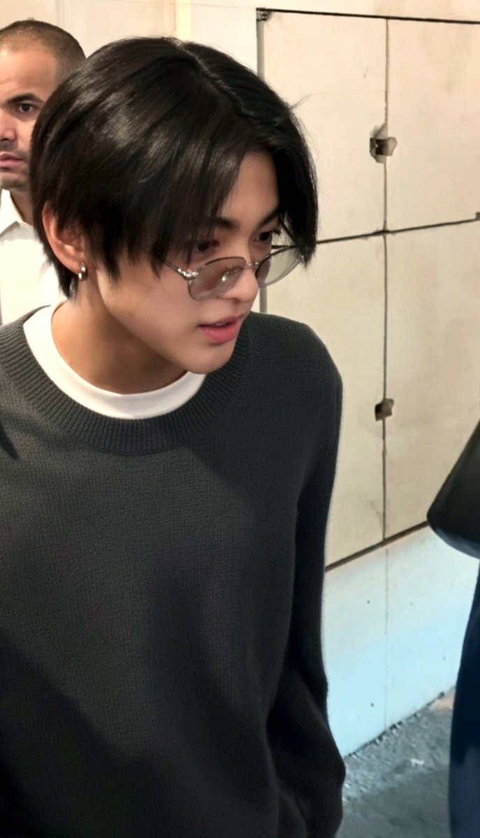 xandiwara's tweet photo. KEONHO AT CHANEL PFW

#KEONHOxCHANELSS27
#CHANELSpringSummer 
#KEONHO @CHANEL https://t.co/HLBcnFjhSG