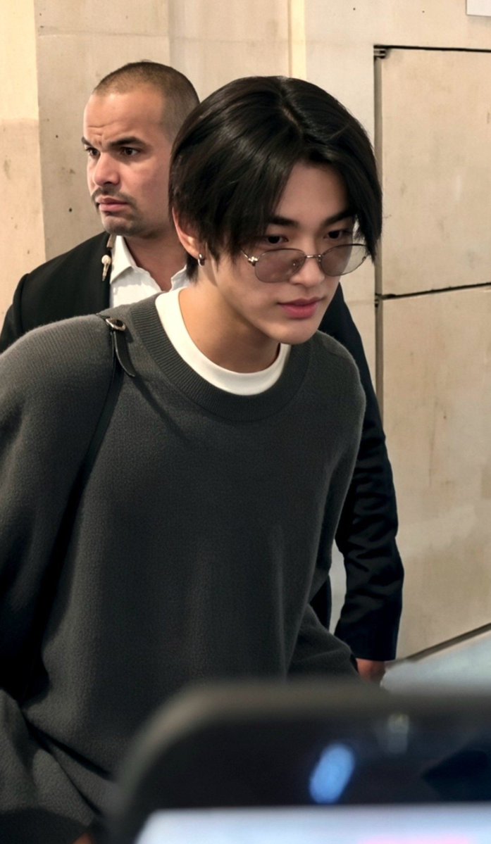 xandiwara's tweet photo. KEONHO AT CHANEL PFW

#KEONHOxCHANELSS27
#CHANELSpringSummer 
#KEONHO @CHANEL https://t.co/HLBcnFjhSG