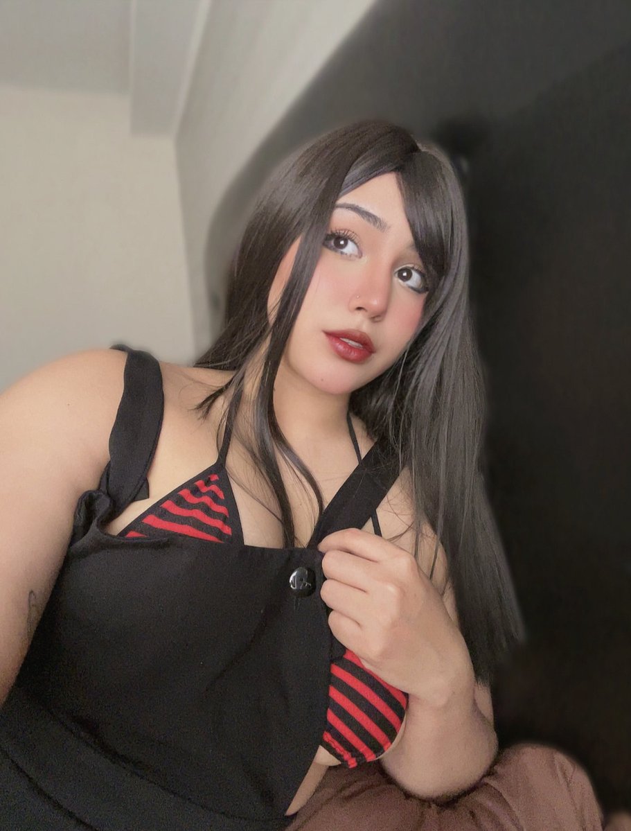 peachylannaa's tweet photo. not saying i'm a distraction... but i could be... it's your decision https://t.co/ZzDJwsgXG3